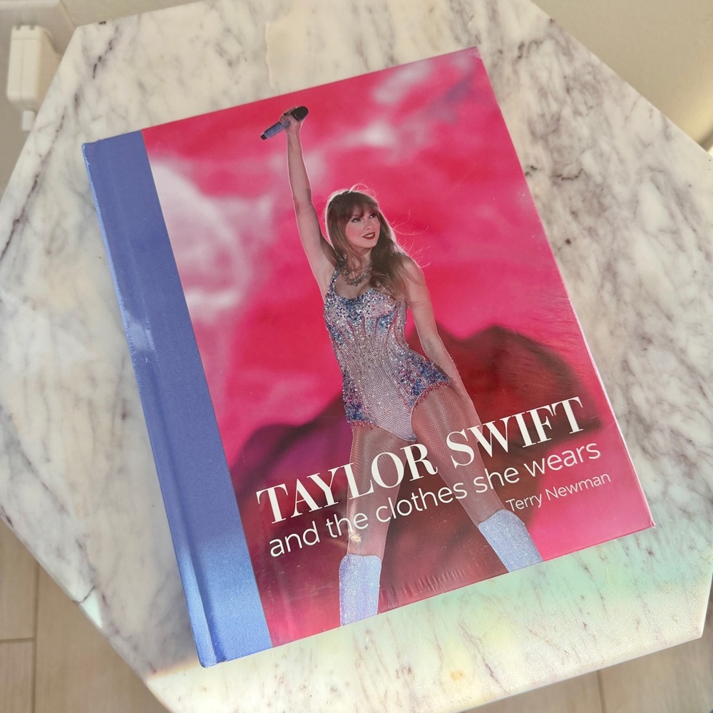 ⭐️ Taylor Swift and the Clothes She Wears Hardcover Book